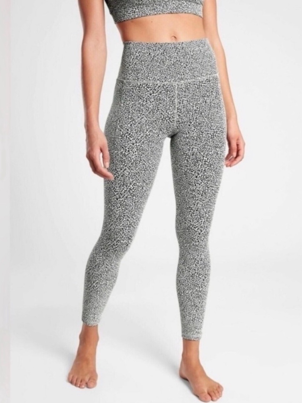Athleta Salutation Stash Pocket II - Textured micro cheetah print size small